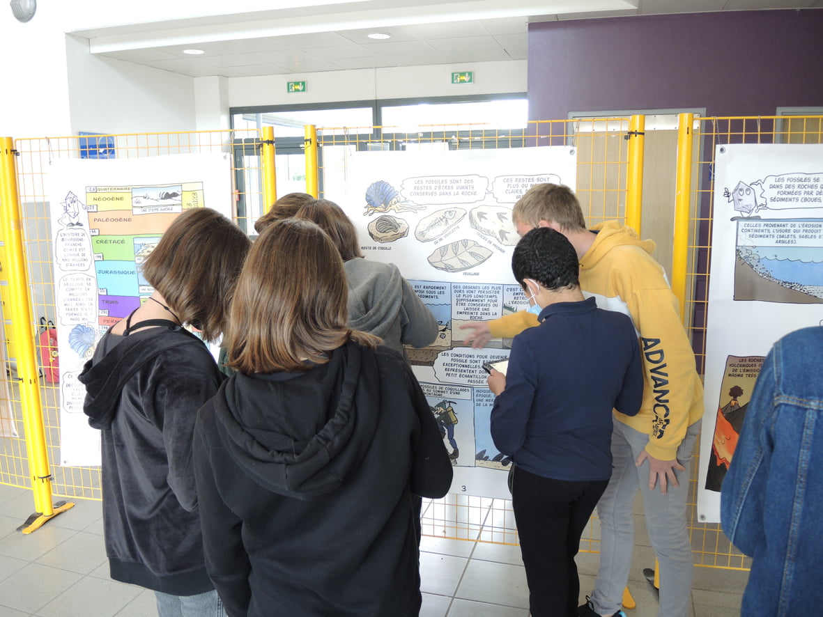 Les élèves découvrent l'exposition ©BFC Nature